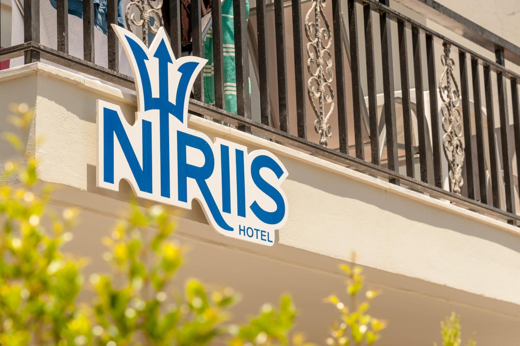 Niriis Hotel カト・ダラトソ エクステリア 写真